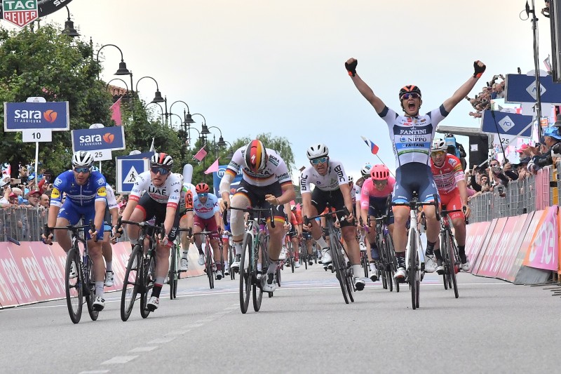 https://www.giroditalia.it/wp-content/uploads/2020/02/live_fixture_img_gruppo.jpg