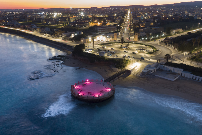 La rotonda sul mare di Avola colorata di rosa in occasione del Giro dItalia (www.gazzetta.it)