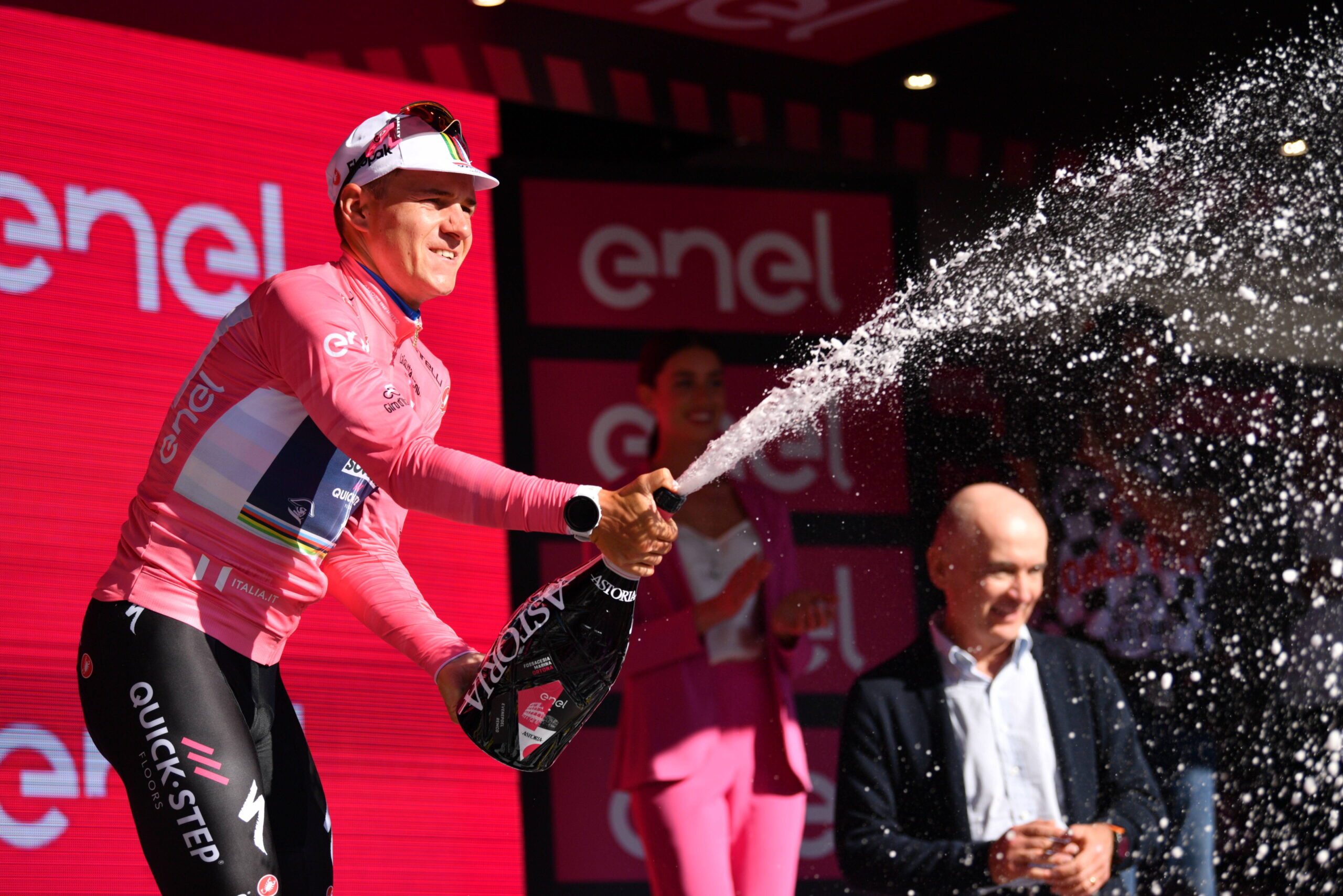 Remco Evenepoel vince la cronometro inaugurale del Giro d'Italia ed è